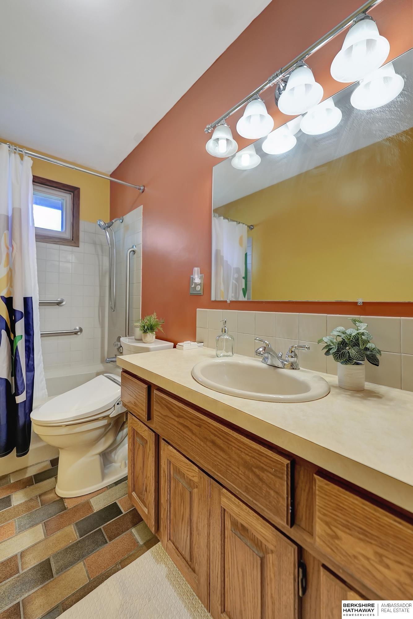 5611 Prescott Avenue