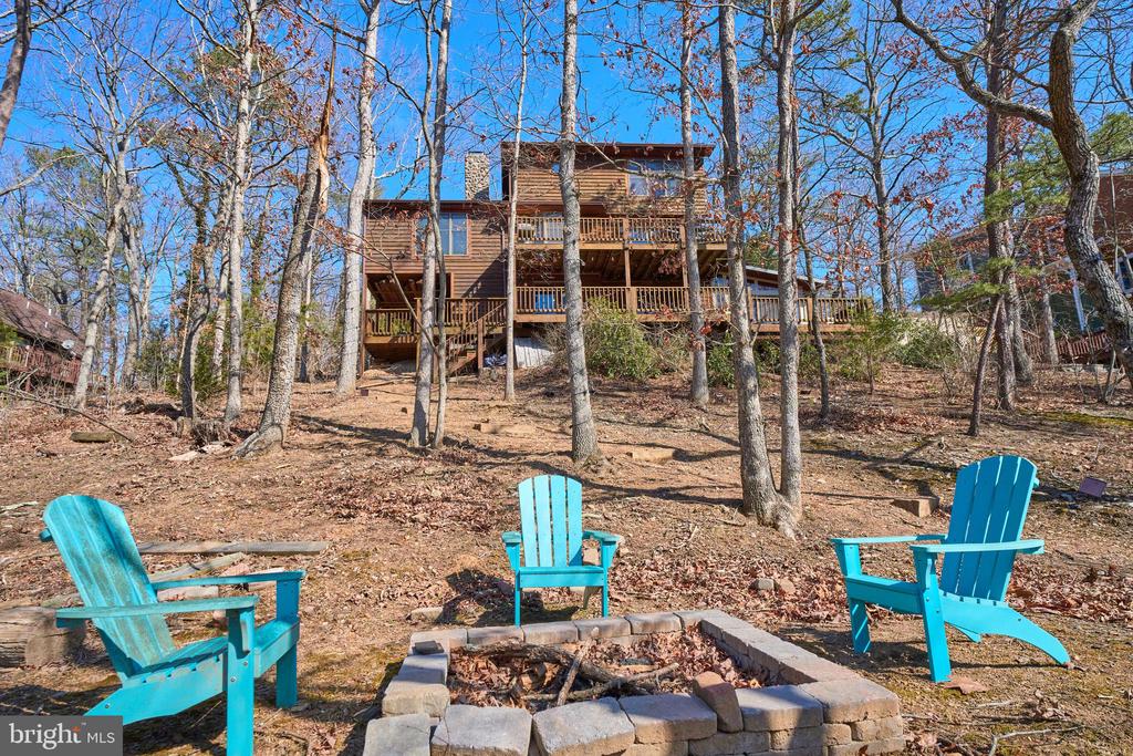 225 LAKEVIEW DRIVE