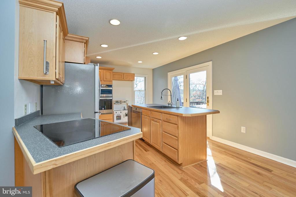 225 LAKEVIEW DRIVE