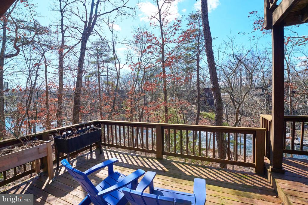 225 LAKEVIEW DRIVE