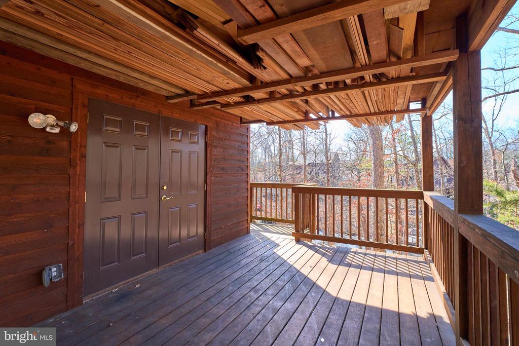 225 LAKEVIEW DRIVE
