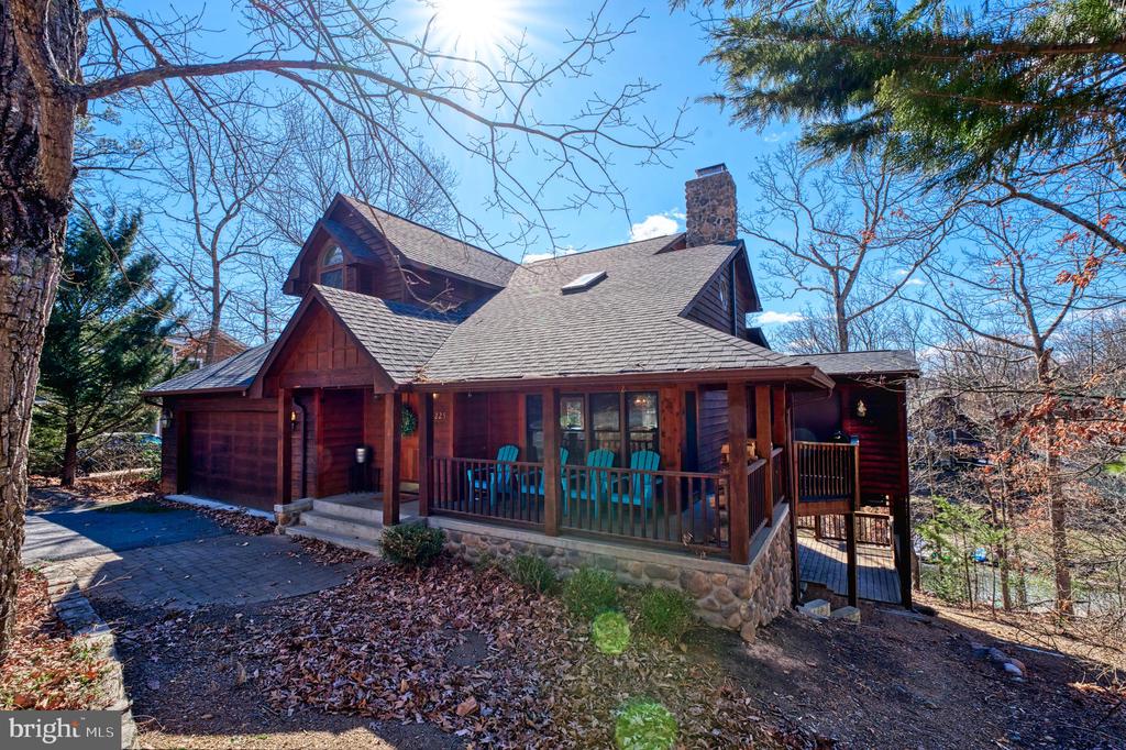 225 LAKEVIEW DRIVE