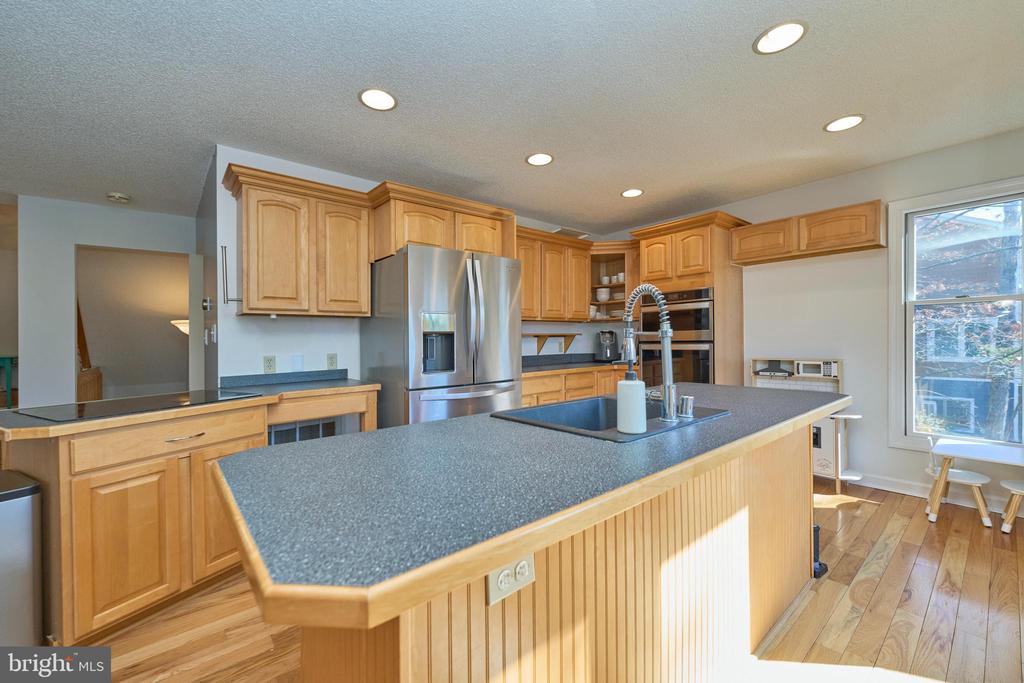 225 LAKEVIEW DRIVE
