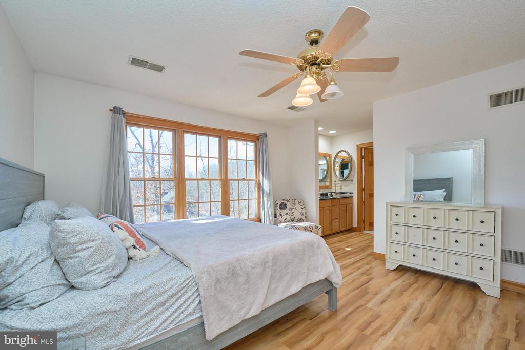225 LAKEVIEW DRIVE