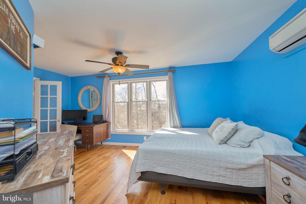225 LAKEVIEW DRIVE