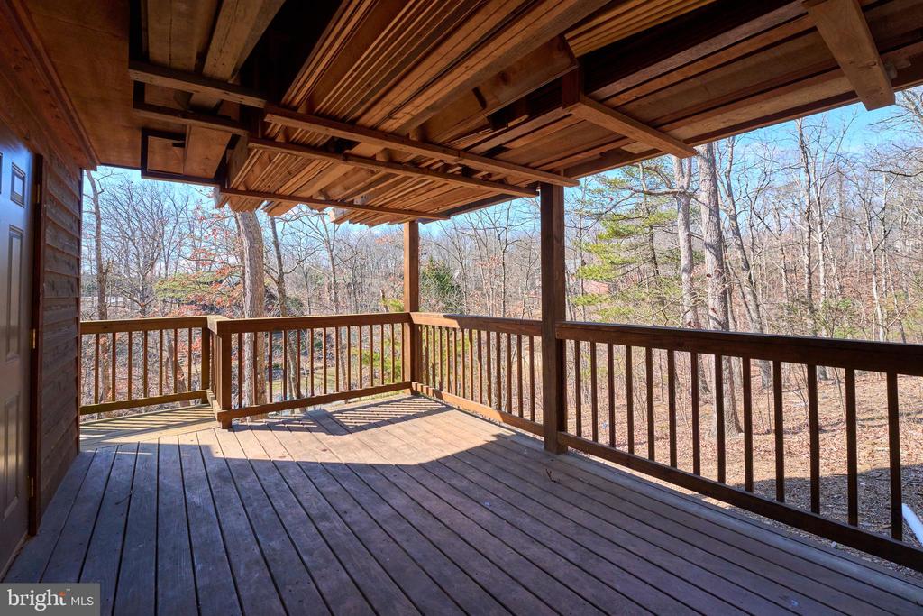 225 LAKEVIEW DRIVE