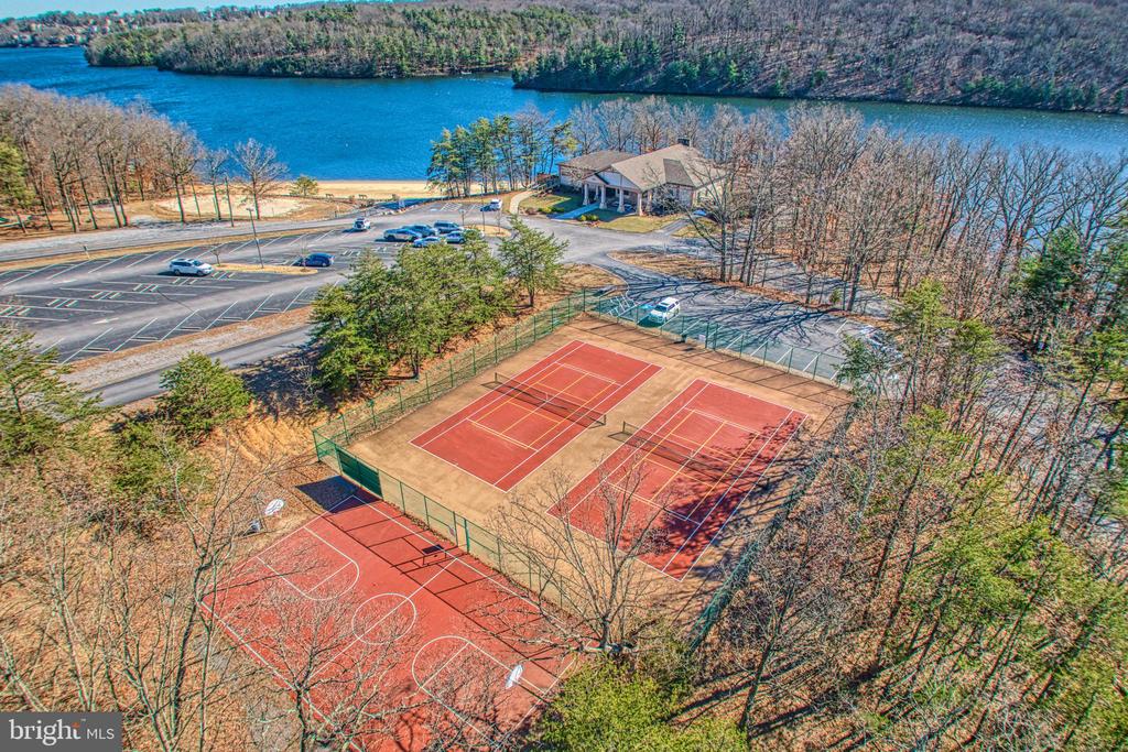 225 LAKEVIEW DRIVE