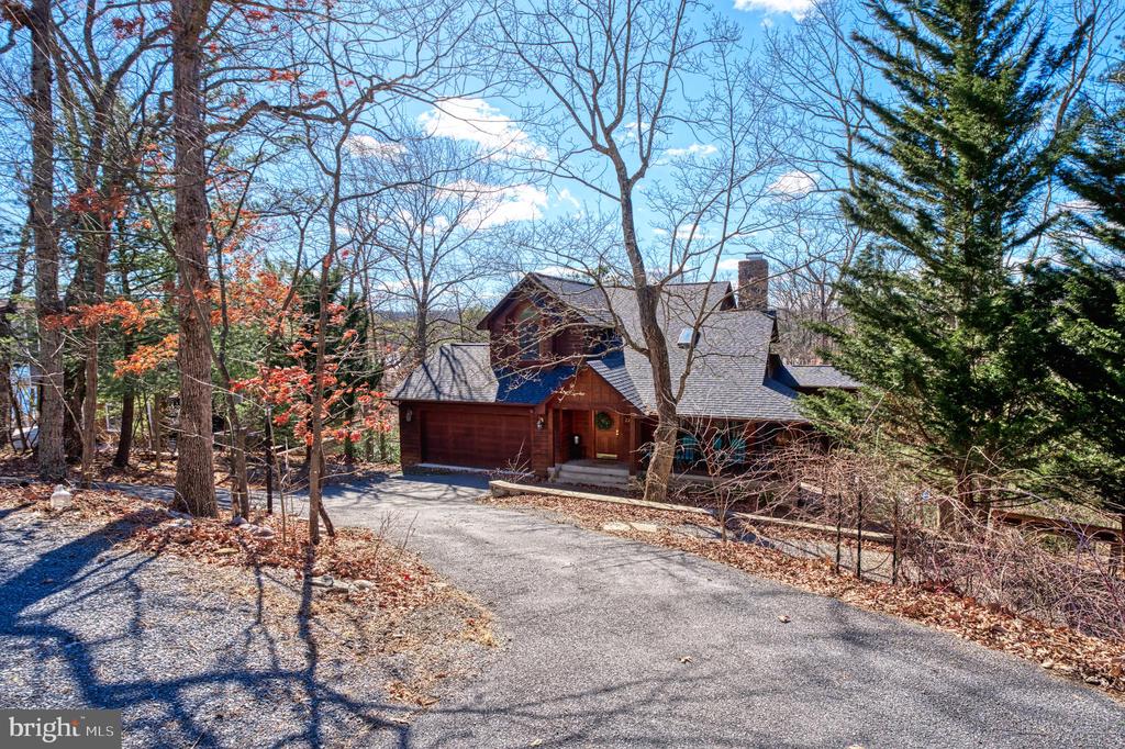 225 LAKEVIEW DRIVE