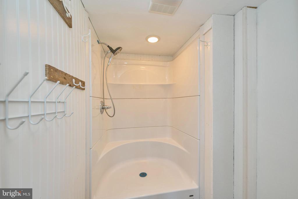 225 LAKEVIEW DRIVE