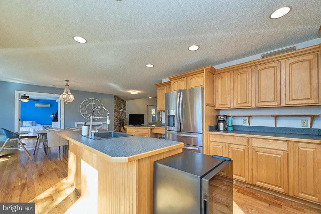 225 LAKEVIEW DRIVE
