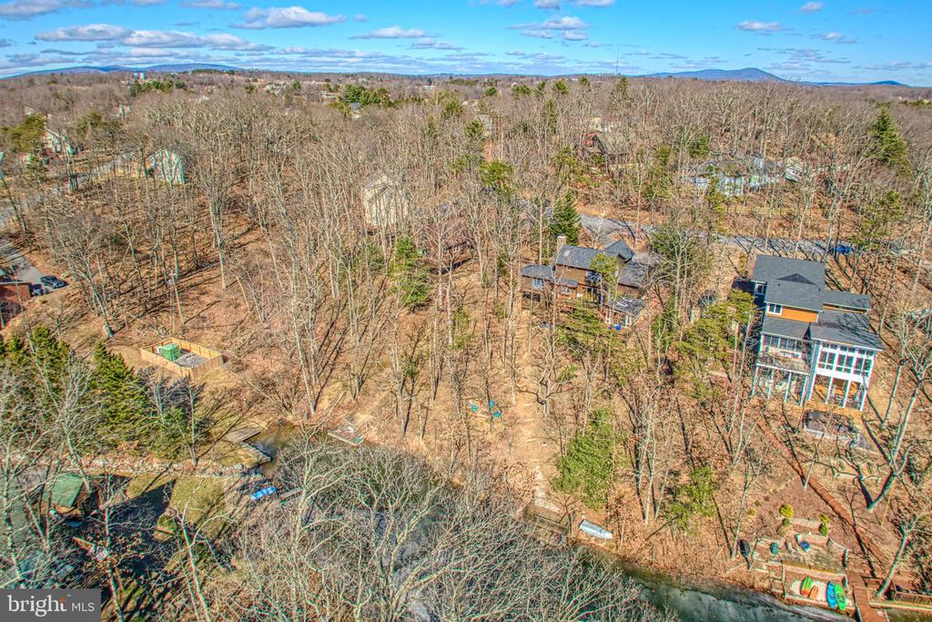 225 LAKEVIEW DRIVE