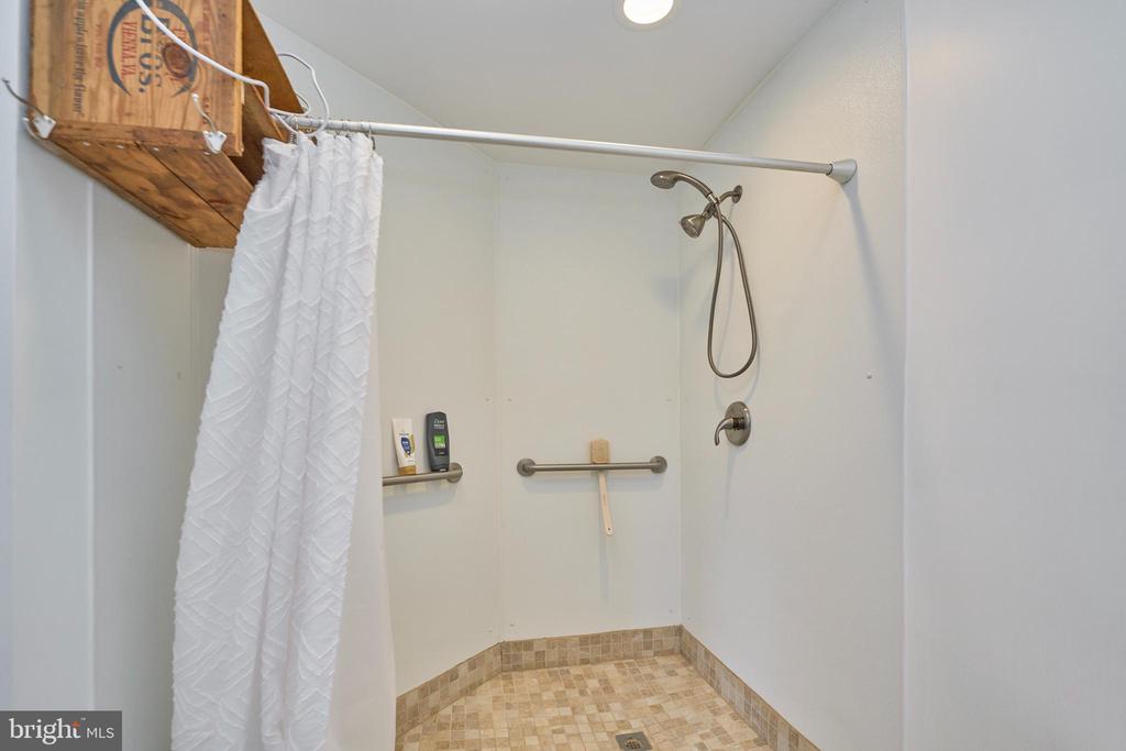 225 LAKEVIEW DRIVE