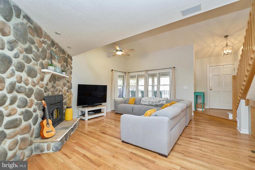 225 LAKEVIEW DRIVE