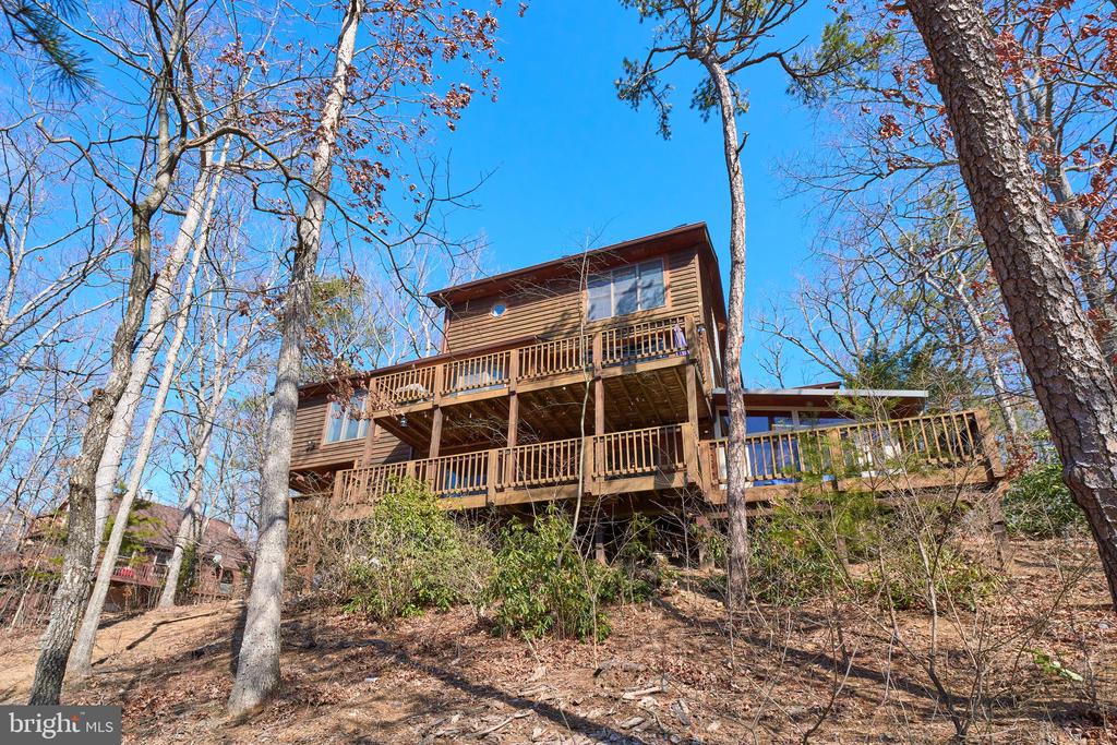 225 LAKEVIEW DRIVE