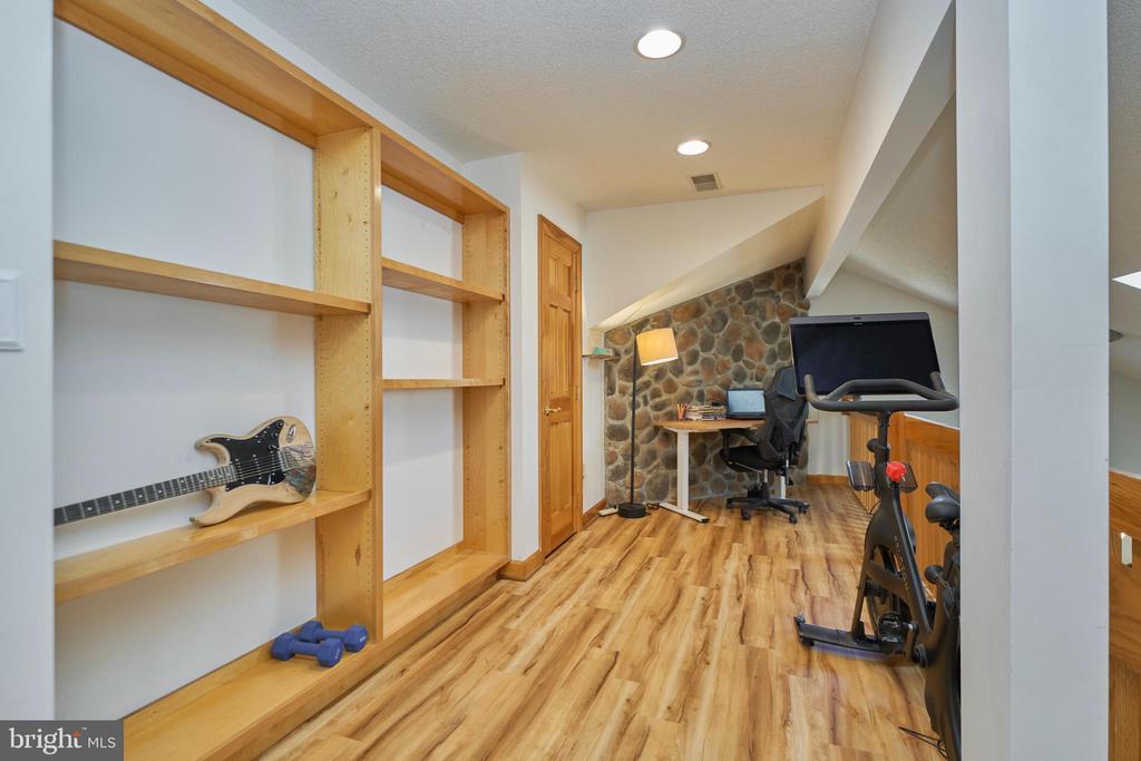 225 LAKEVIEW DRIVE