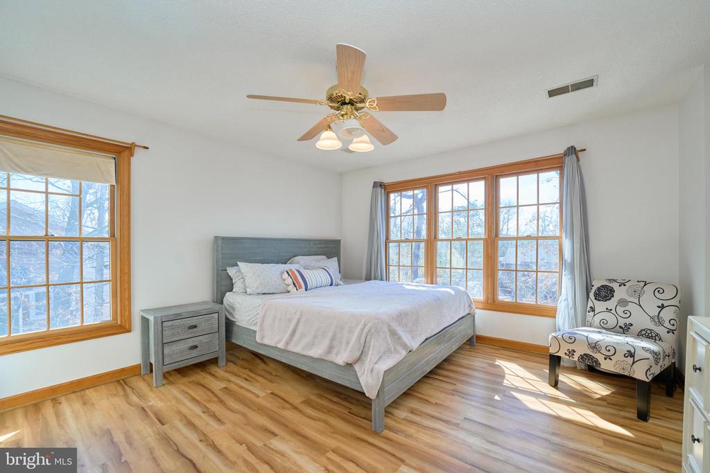 225 LAKEVIEW DRIVE