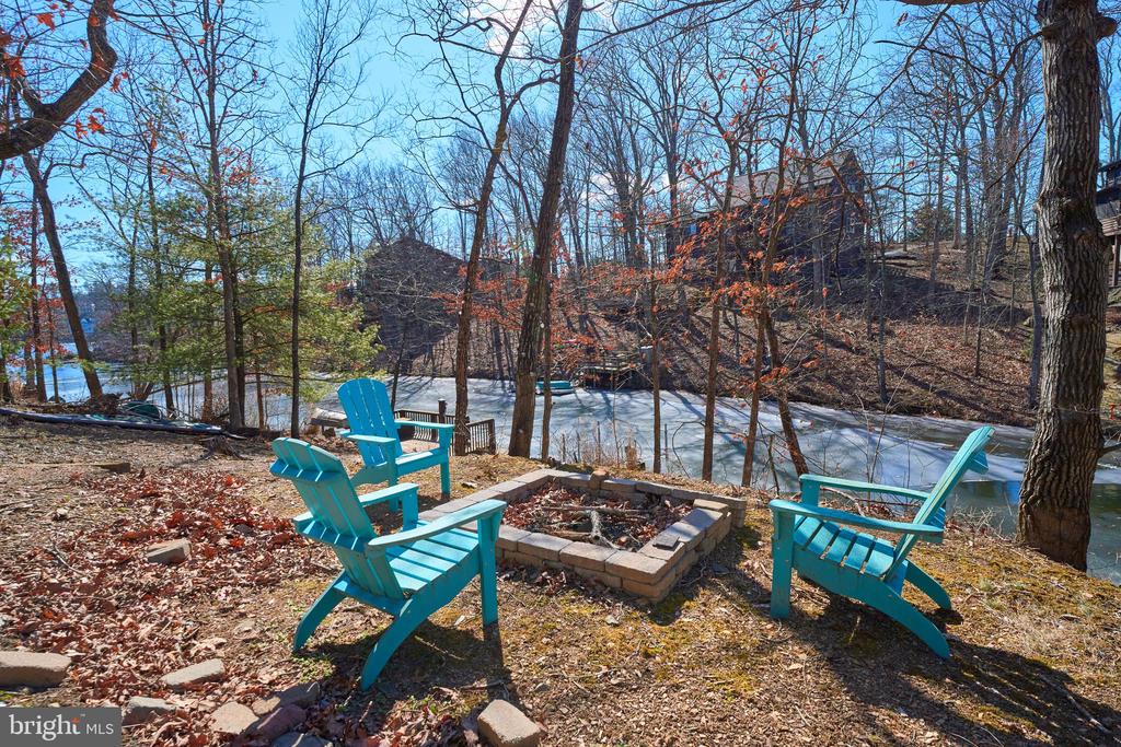 225 LAKEVIEW DRIVE