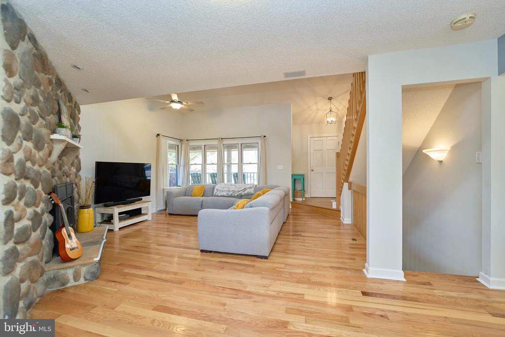 225 LAKEVIEW DRIVE