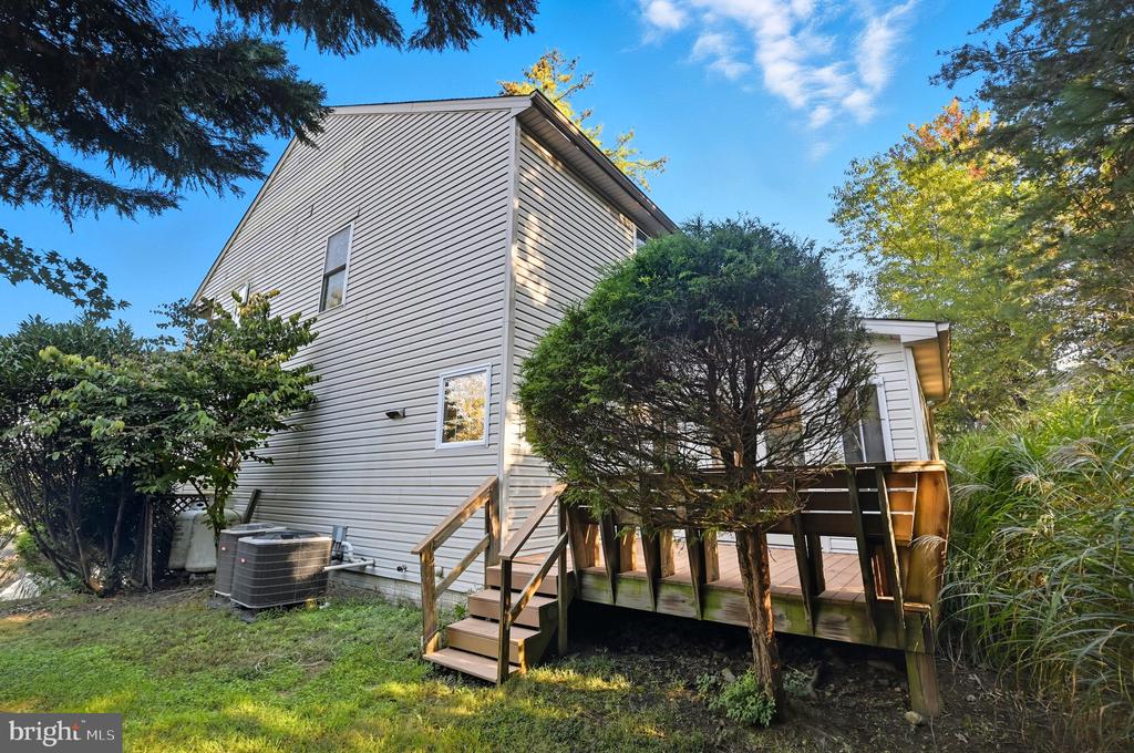 121 WATERSIDE LANE
