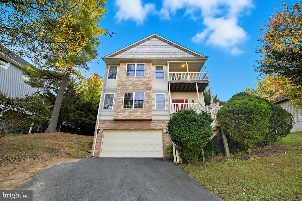 121 WATERSIDE LANE