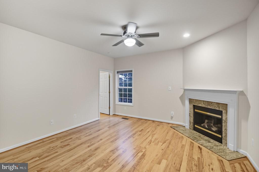 121 WATERSIDE LANE