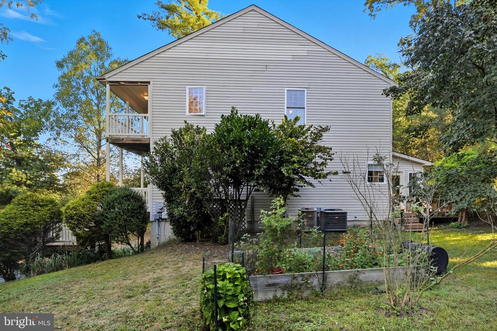 121 WATERSIDE LANE