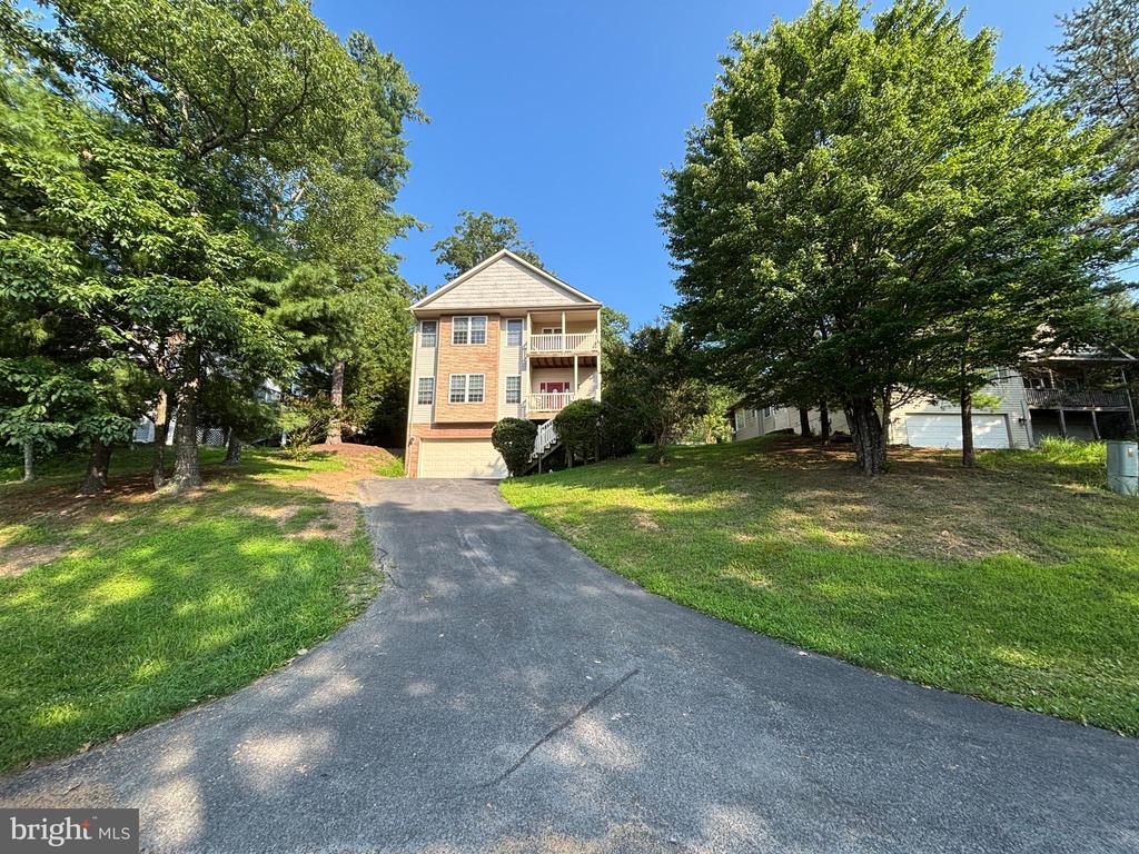 121 WATERSIDE LANE