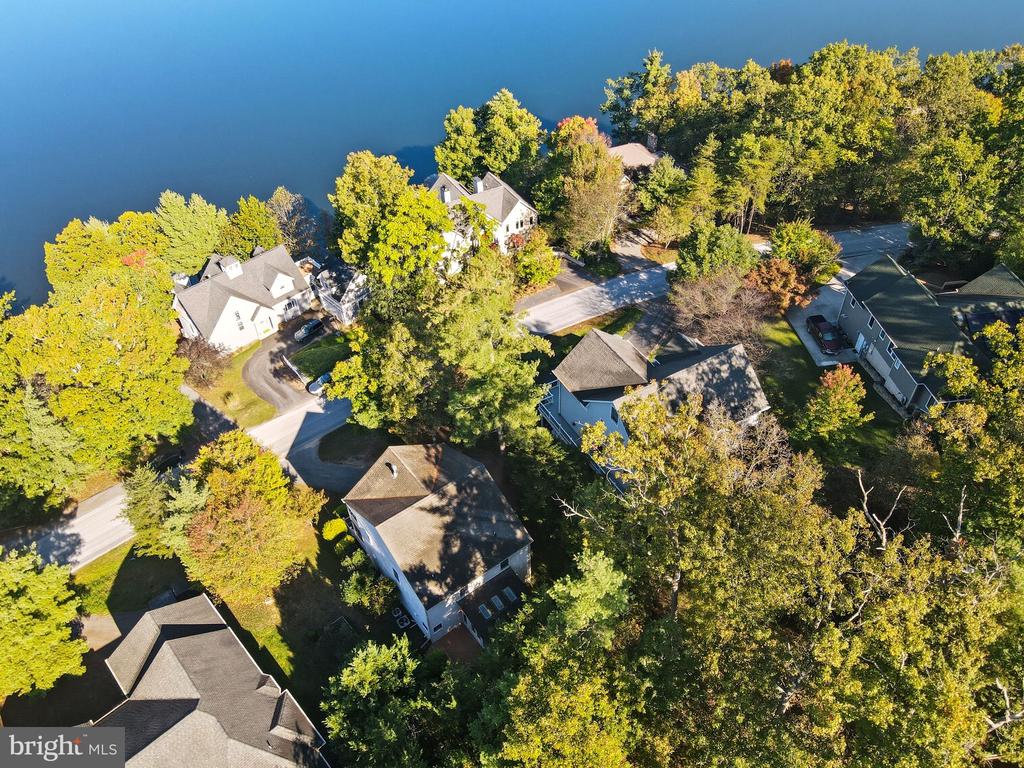121 WATERSIDE LANE