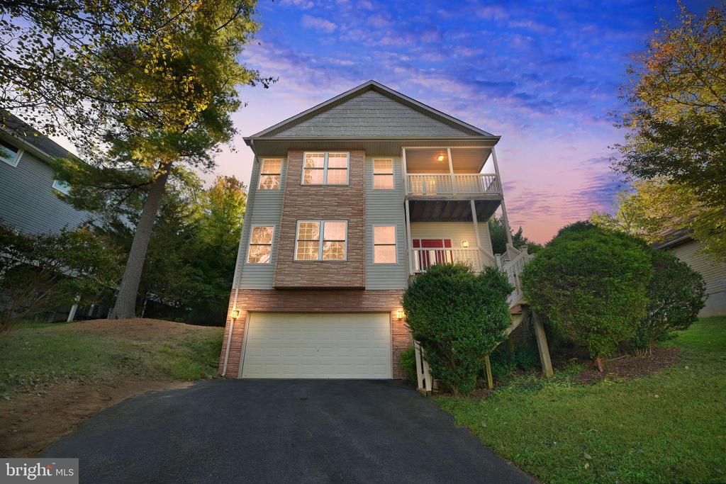 121 WATERSIDE LANE
