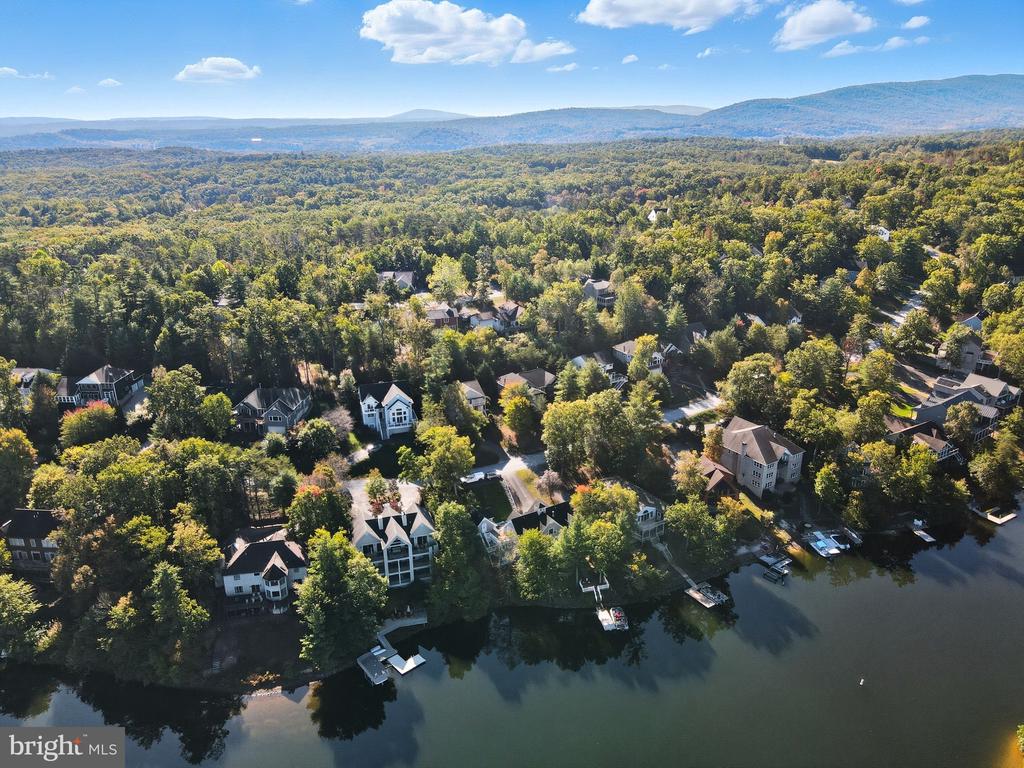 121 WATERSIDE LANE