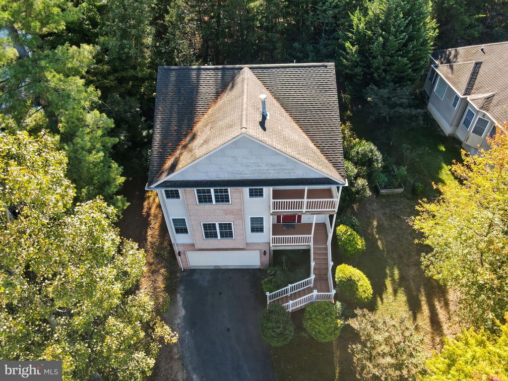 121 WATERSIDE LANE