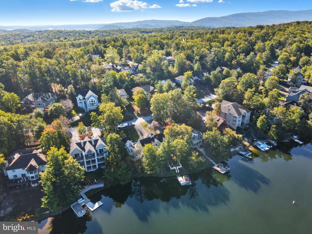 121 WATERSIDE LANE