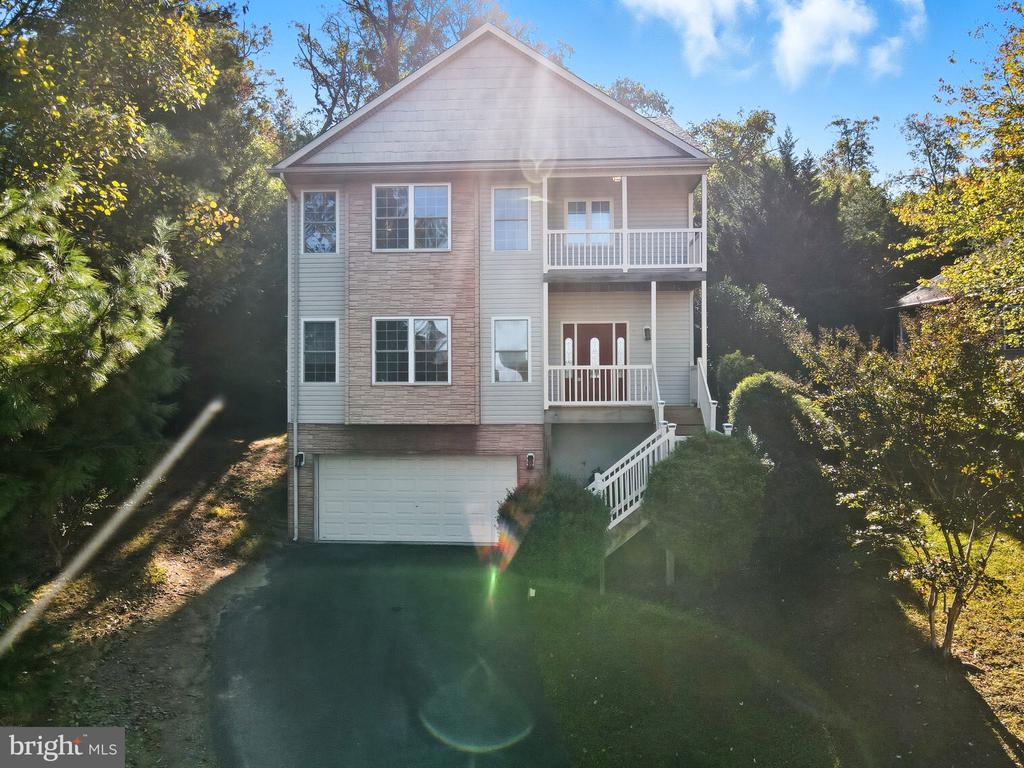 121 WATERSIDE LANE