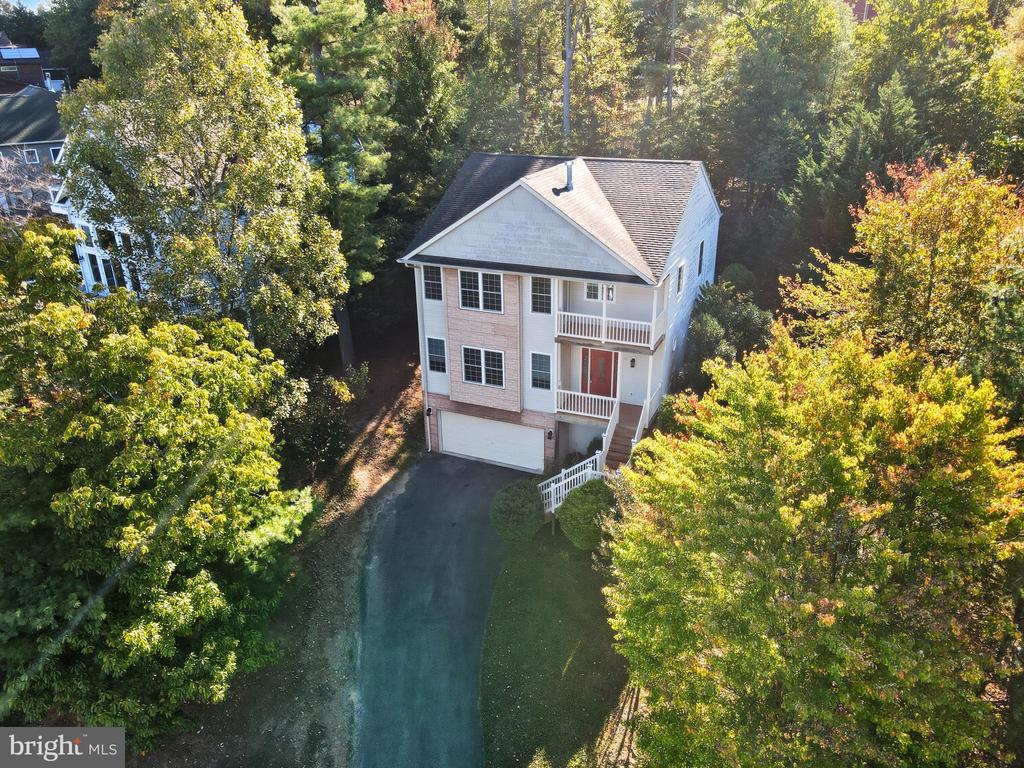 121 WATERSIDE LANE