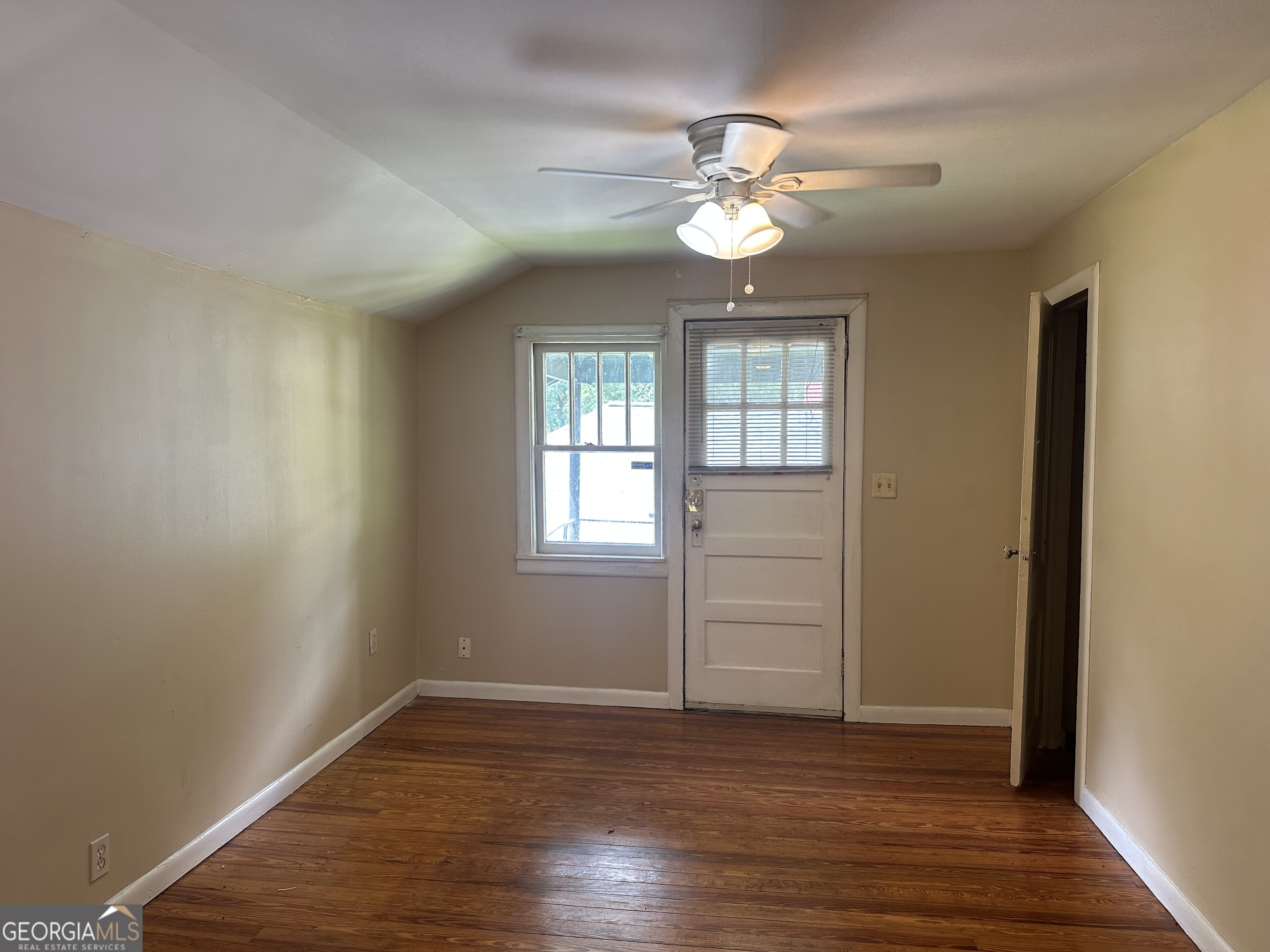 1872 Dunlap Avenue Unit: UPSTAIRS