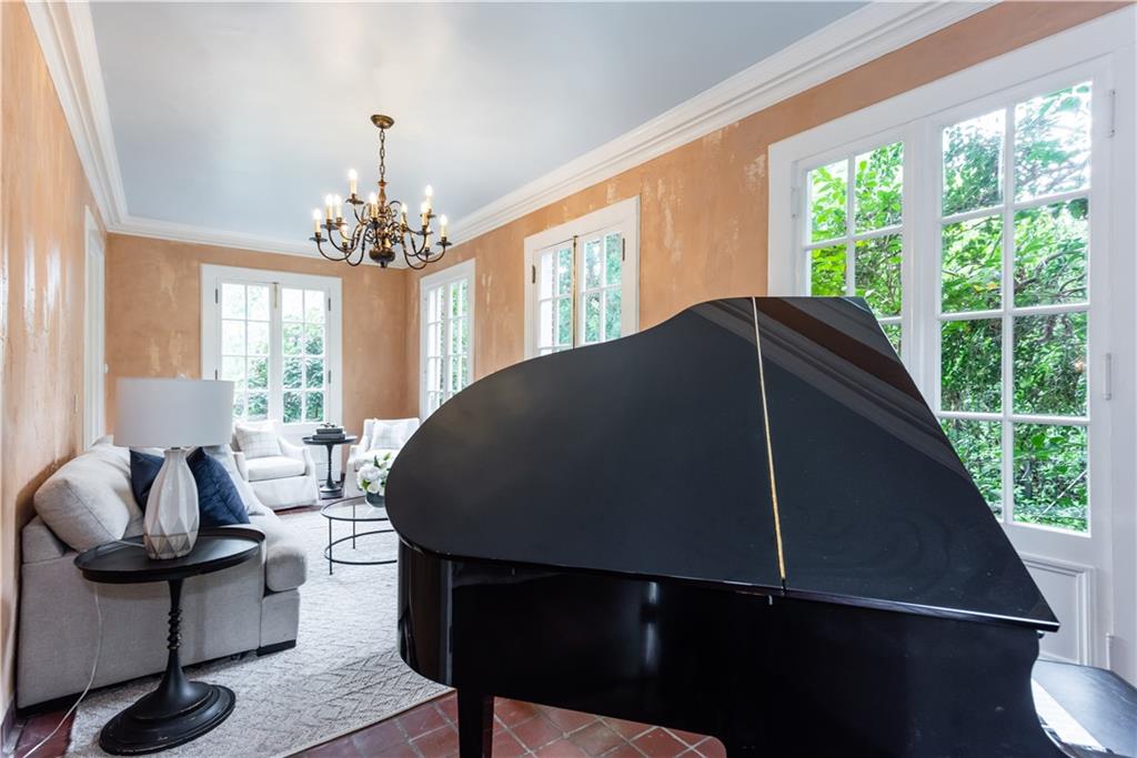 813 Springdale Road NE