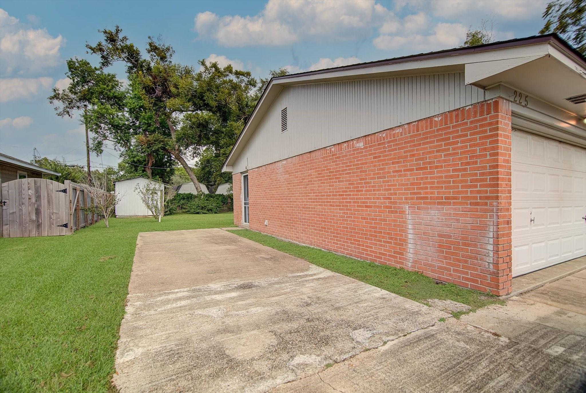 225 Palm Lane, Lake Jackson