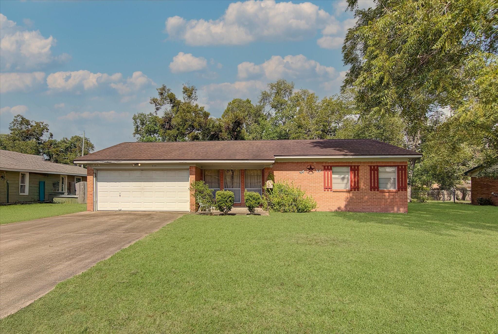 225 Palm Lane, Lake Jackson