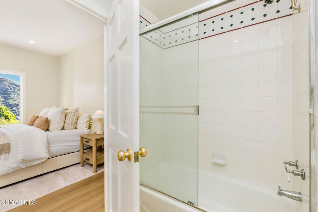 930 Ravensbury Street