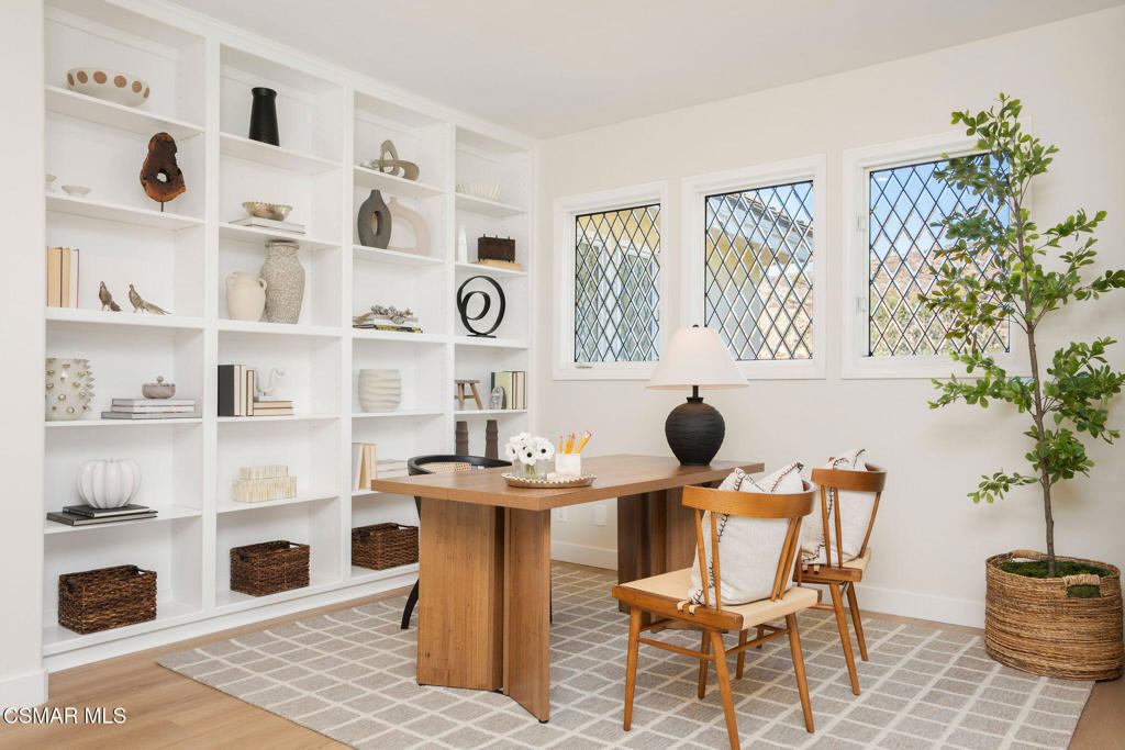 930 Ravensbury Street