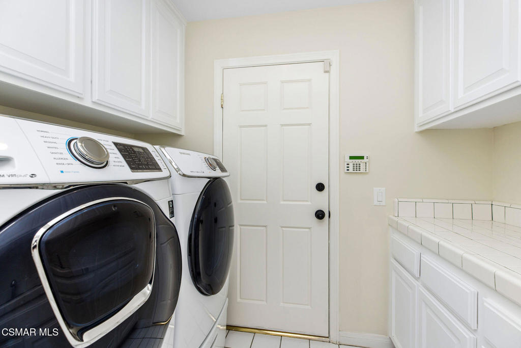 930 Ravensbury Street