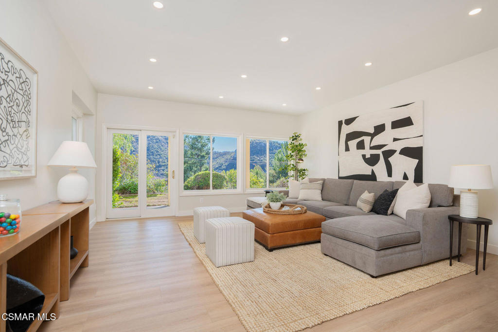 930 Ravensbury Street