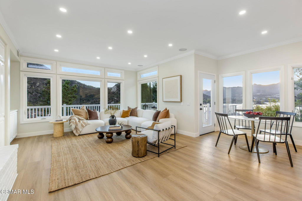 930 Ravensbury Street