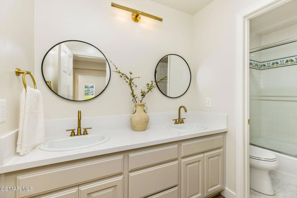 930 Ravensbury Street