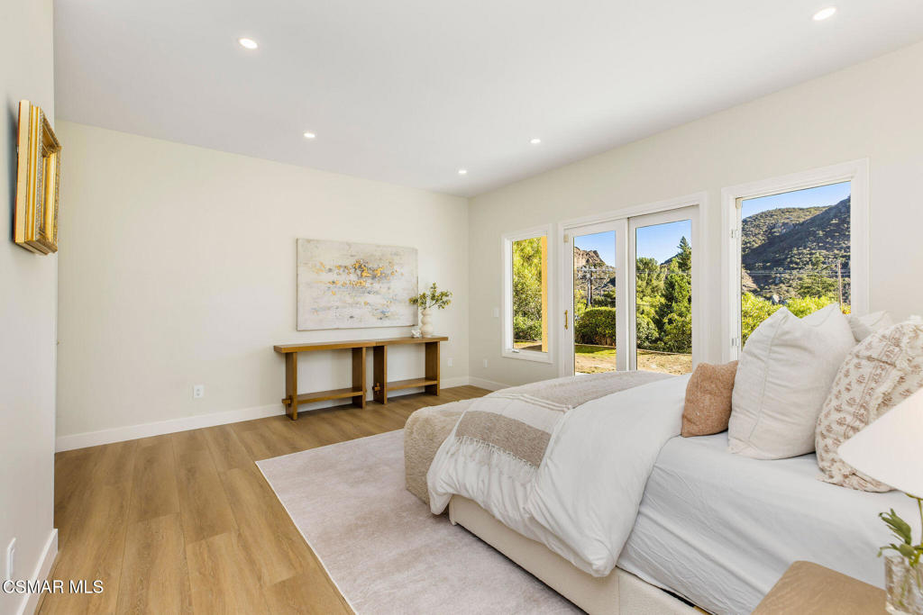 930 Ravensbury Street