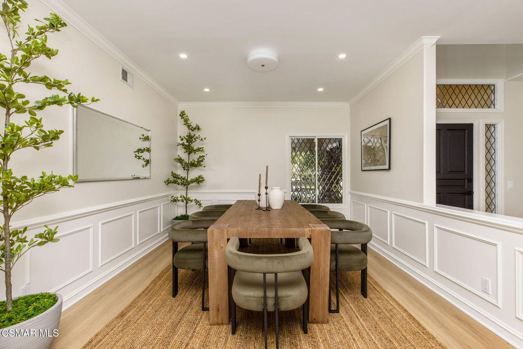 930 Ravensbury Street