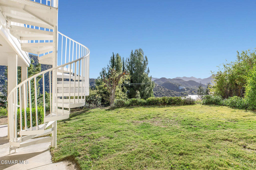 930 Ravensbury Street