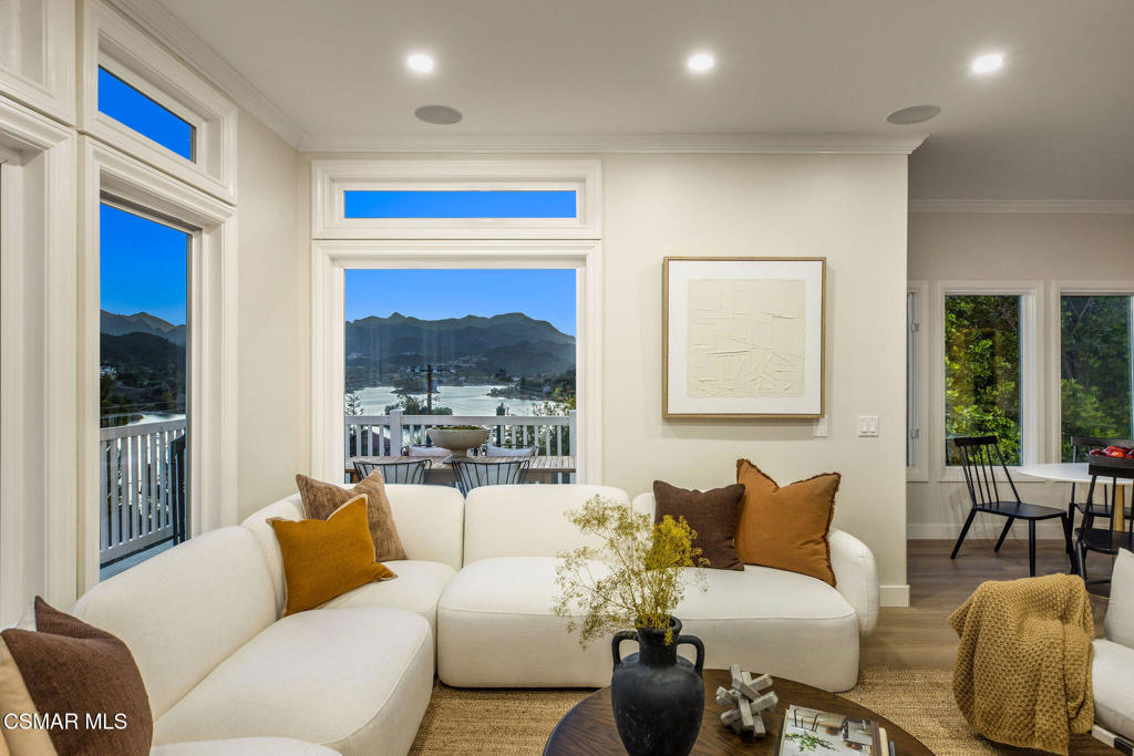 930 Ravensbury Street