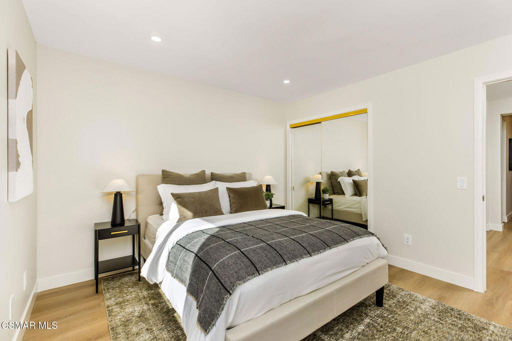 930 Ravensbury Street