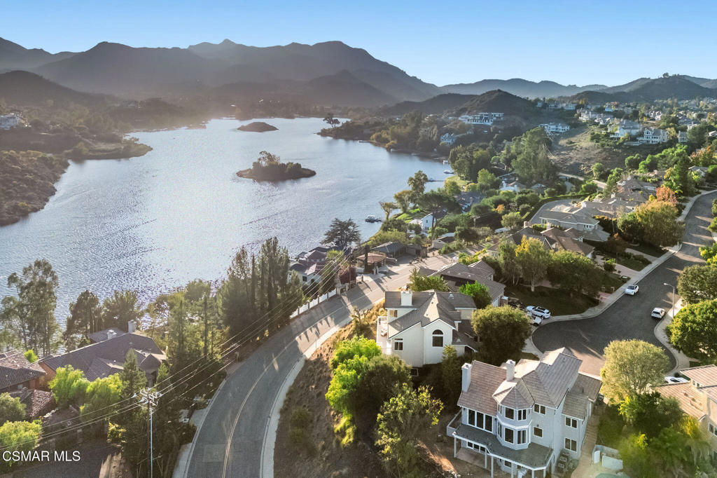 930 Ravensbury Street